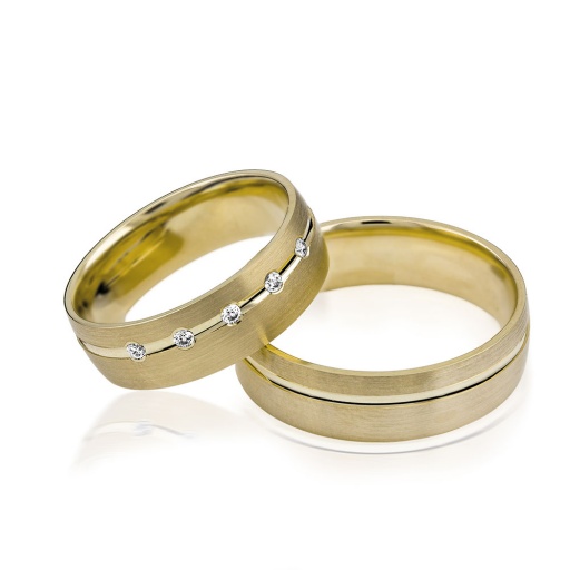 Deze prachtige gouden trouwringen zijn verkrijgbaar in verschillende goudgehaltes, waaronder 8, 9,14 en 18 karaats goud.
Deze ringen zijn tevens leverbaar in:
Geel goud
Rosé goud 
Wit goud 

(Al onze diamanten sieraden worden gecertificeerd geleverd)