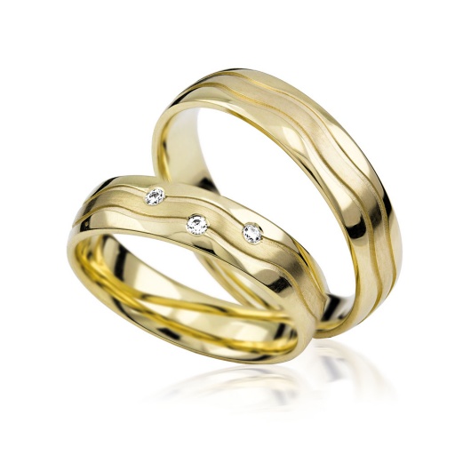 Deze prachtige gouden trouwringen zijn verkrijgbaar in verschillende goudgehaltes, waaronder 8, 9,14 en 18 karaats goud.
Deze ringen zijn tevens leverbaar in:
Geel goud
Rosé goud 
Wit goud 

(Al onze diamanten sieraden worden gecertificeerd geleverd)