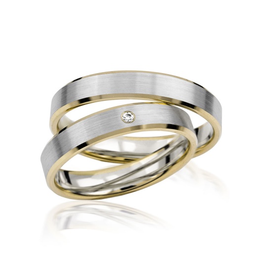 Deze prachtige gouden trouwringen zijn verkrijgbaar in verschillende goudgehaltes, waaronder 8, 9,14 en 18 karaats goud.
Deze ringen zijn tevens leverbaar in:
Geel goud
Rosé goud 
Wit goud 

(Al onze diamanten sieraden worden gecertificeerd geleverd)