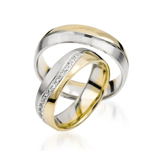 Deze prachtige gouden trouwringen zijn verkrijgbaar in verschillende goudgehaltes, waaronder 8, 9,14 en 18 karaats goud.
Ook zijn deze ringen te bestellen in Zilver en Platina.
Deze ringen zijn tevens leverbaar in:
Geel goud
Rosé goud 
Wit goud 

(Al onze diamanten sieraden worden gecertificeerd geleverd)