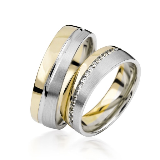 Deze prachtige gouden trouwringen zijn verkrijgbaar in verschillende goudgehaltes, waaronder 8, 9,14 en 18 karaats goud.
Ook zijn deze ringen te bestellen in Zilver en Platina.
Deze ringen zijn tevens leverbaar in:
Geel goud
Rosé goud 
Wit goud 

(Al onze diamanten sieraden worden gecertificeerd geleverd)