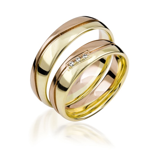 Deze prachtige gouden trouwringen zijn verkrijgbaar in verschillende goudgehaltes, waaronder 8, 9,14 en 18 karaats goud.
Ook zijn deze ringen te bestellen in Zilver en Platina.
Deze ringen zijn tevens leverbaar in:
Geel goud
Rosé goud 
Wit goud 

(Al onze diamanten sieraden worden gecertificeerd geleverd)