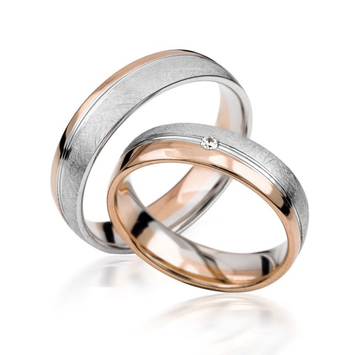 Deze prachtige gouden trouwringen zijn verkrijgbaar in verschillende goudgehaltes, waaronder 8, 9,14 en 18 karaats goud.
Ook zijn deze ringen te bestellen in Zilver en Platina.
Deze ringen zijn tevens leverbaar in:
Geel goud
Rosé goud 
Wit goud 

(Al onze diamanten sieraden worden gecertificeerd geleverd)