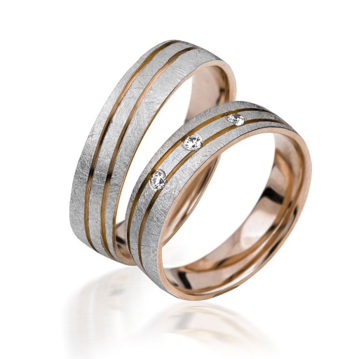 Deze prachtige gouden trouwringen zijn verkrijgbaar in verschillende goudgehaltes, waaronder 8, 9,14 en 18 karaats goud.
Ook zijn deze ringen te bestellen in Zilver en Platina.
Deze ringen zijn tevens leverbaar in:
Geel goud
Rosé goud 
Wit goud 

(Al onze diamanten sieraden worden gecertificeerd geleverd)
