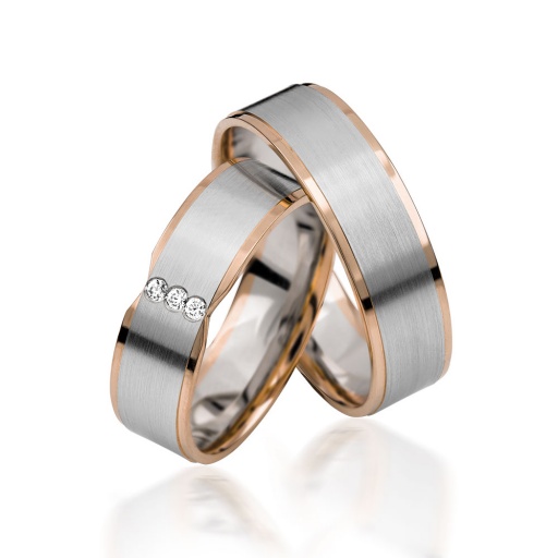 Deze prachtige gouden trouwringen zijn verkrijgbaar in verschillende goudgehaltes, waaronder 8, 9,14 en 18 karaats goud.
Ook zijn deze ringen te bestellen in Zilver en Platina.
Deze ringen zijn tevens leverbaar in:
Geel goud
Rosé goud 
Wit goud 

(Al onze diamanten sieraden worden gecertificeerd geleverd)