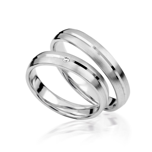 Deze prachtige gouden trouwringen zijn verkrijgbaar in verschillende goudgehaltes, waaronder 8, 9,14 en 18 karaats goud.
Ook zijn deze ringen te bestellen in Zilver en Platina.
Deze ringen zijn tevens leverbaar in:
Geel goud
Rosé goud 
Wit goud 

(Al onze diamanten sieraden worden gecertificeerd geleverd)