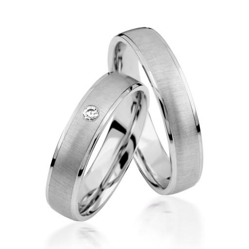Deze prachtige gouden trouwringen zijn verkrijgbaar in verschillende goudgehaltes, waaronder 8, 9,14 en 18 karaats goud.
Ook zijn deze ringen te bestellen in Zilver en Platina.
Deze ringen zijn tevens leverbaar in:
Geel goud
Rosé goud 
Wit goud 

(Al onze diamanten sieraden worden gecertificeerd geleverd)