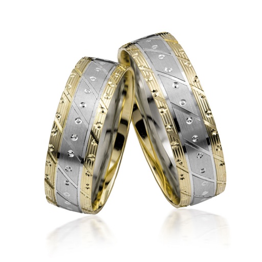 Deze prachtige gouden trouwringen zijn verkrijgbaar in verschillende goudgehaltes, waaronder 8, 9,14 en 18 karaats goud.
Ook zijn deze ringen te bestellen in Zilver en Platina.
Deze ringen zijn tevens leverbaar in:
Geel goud
Rosé goud 
Wit goud 

(Al onze diamanten sieraden worden gecertificeerd geleverd)