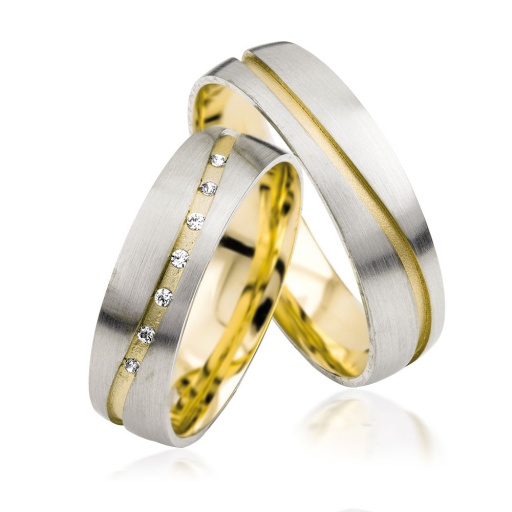 Deze prachtige gouden trouwringen zijn verkrijgbaar in verschillende goudgehaltes, waaronder 8, 9,14 en 18 karaats goud.
Ook zijn deze ringen te bestellen in Zilver en Platina.
Deze ringen zijn tevens leverbaar in:
Geel goud
Rosé goud 
Wit goud 

(Al onze diamanten sieraden worden gecertificeerd geleverd)