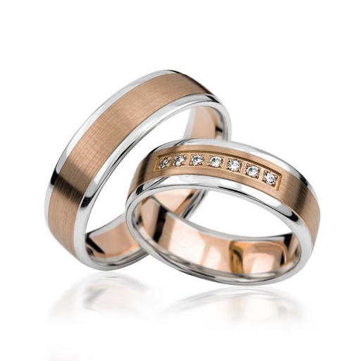 Deze prachtige gouden trouwringen zijn verkrijgbaar in verschillende goudgehaltes, waaronder 8, 9,14 en 18 karaats goud.
Ook zijn deze ringen te bestellen in Zilver en Platina.
Deze ringen zijn tevens leverbaar in:
Geel goud
Rosé goud 
Wit goud 

(Al onze diamanten sieraden worden gecertificeerd geleverd)
