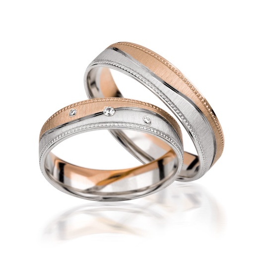 Deze prachtige gouden trouwringen zijn verkrijgbaar in verschillende goudgehaltes, waaronder 8, 9,14 en 18 karaats goud.
Ook zijn deze ringen te bestellen in Zilver en Platina.
Deze ringen zijn tevens leverbaar in:
Geel goud
Rosé goud 
Wit goud 

(Al onze diamanten sieraden worden gecertificeerd geleverd)