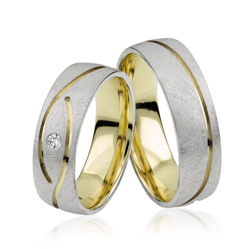 Deze prachtige gouden trouwringen zijn verkrijgbaar in verschillende goudgehaltes, waaronder 8, 9,14 en 18 karaats goud.
Ook zijn deze ringen te bestellen in Zilver en Platina.
Deze ringen zijn tevens leverbaar in:
Geel goud
Rosé goud 
Wit goud 

(Al onze diamanten sieraden worden gecertificeerd geleverd)