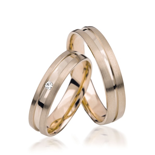 Deze prachtige gouden trouwringen zijn verkrijgbaar in verschillende goudgehaltes, waaronder 8, 9,14 en 18 karaats goud.
Ook zijn deze ringen te bestellen in Zilver en Platina.
Deze ringen zijn tevens leverbaar in:
Geel goud
Rosé goud 
Wit goud 

(Al onze diamanten sieraden worden gecertificeerd geleverd)