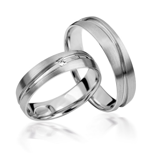 Deze prachtige gouden trouwringen zijn verkrijgbaar in verschillende goudgehaltes, waaronder 8, 9,14 en 18 karaats goud.
Ook zijn deze ringen te bestellen in Zilver en Platina.
Deze ringen zijn tevens leverbaar in:
Geel goud
Rosé goud 
Wit goud 

(Al onze diamanten sieraden worden gecertificeerd geleverd)