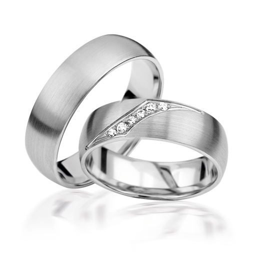 Deze prachtige gouden trouwringen zijn verkrijgbaar in verschillende goudgehaltes, waaronder 8, 9,14 en 18 karaats goud.
Ook zijn deze ringen te bestellen in Zilver en Platina.
Deze ringen zijn tevens leverbaar in:
Geel goud
Rosé goud 
Wit goud 

(Al onze diamanten sieraden worden gecertificeerd geleverd)