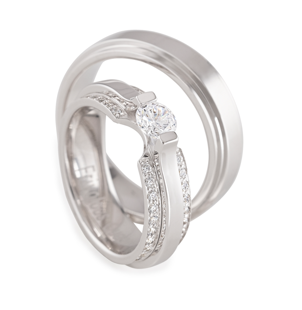 14 Karaat witgouden ring uit de Aller Spanninga  MY EXCLUSIVE collectie model FRIVOLOUS QUEEN. De ring is voorzien van in totaal 1.20 caraat briljant G/VS1. Een centrum steen van 0.70 caraat en totaal 0.50 caraat zijstenen. Wij tonen u de ring in zijn volle glorie waarna we, met de grootste zorg, uw ringmaat bepalen. Daarna wordt de productie van uw ring opgestart en wordt er eerst een pas mal geproduceerd. Na goedkeuring gaat de pas mal terug maar de productie en wordt de ring speciaal voor u geproduceerd. U heeft hierbij de keuze voor een geheel geelgouden ring, een geheel witgouden ring of een uitvoering in bicolor een geel- met witgouden combinatie.