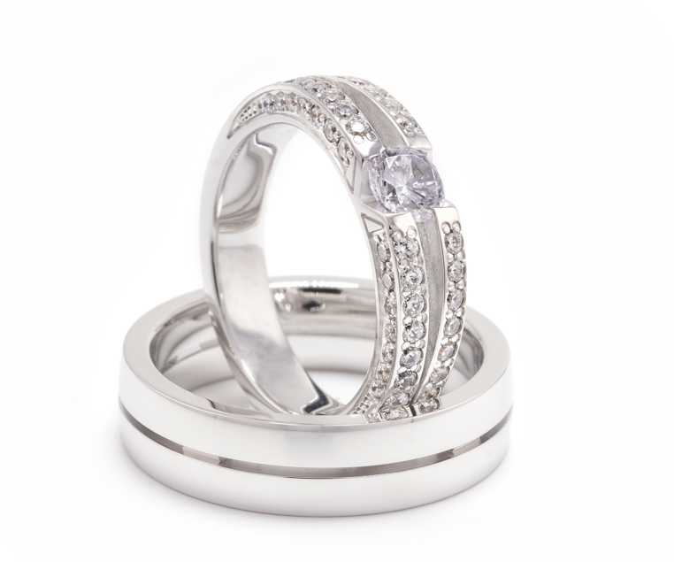 14 Karaat witgouden ring uit de Aller Spanninga MY EXCLUSIVE collectie model Victorious Grace. De ring is voorzien van in totaal 1.26 caraat briljant G/VS1. Een centrum steen van 0.50 caraat en totaal 0.76 caraat zijstenen. Wij tonen u de ring in zijn volle glorie waarna we, met de grootste zorg, uw ringmaat bepalen. Daarna wordt de productie van uw ring opgestart en wordt er eerst een pas mal geproduceerd. Na goedkeuring gaat de pas mal terug maar de productie en wordt de ring speciaal voor u geproduceerd. U heeft hierbij de keuze voor een geheel geelgouden ring, een geheel witgouden ring of een uitvoering in bicolor een geel- met witgouden combinatie.
