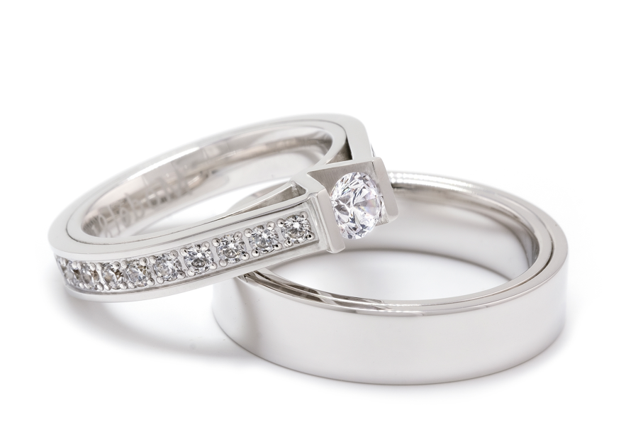 14 Karaat witgouden ring uit de Aller Spanninga MY EXCLUSIVE collectie model Sparkling Desire. De ring is voorzien van in totaal 1.23 caraat briljant G/VS1. Een centrum steen van 0.33 caraat en totaal 0.90 caraat zijstenen. Wij tonen u de ring in zijn volle glorie waarna we, met de grootste zorg, uw ringmaat bepalen. Daarna wordt de productie van uw ring opgestart en wordt er eerst een pas mal geproduceerd. Na goedkeuring gaat de pas mal terug maar de productie en wordt de ring speciaal voor u geproduceerd. U heeft hierbij de keuze voor een geheel geelgouden ring, een geheel witgouden ring of een uitvoering in bicolor een geel- met witgouden combinatie.