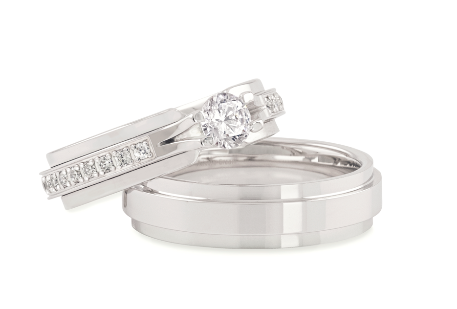 14 Karaat witgouden ring uit de Aller Spanninga MY EXCLUSIVE collectie model Majestic Dream. De ring is voorzien van in totaal 0.98 caraat briljant G/VS1. Een centrum steen van 0.50 caraat en totaal 0.48 caraat zijstenen. Wij tonen u de ring in zijn volle glorie waarna we, met de grootste zorg, uw ringmaat bepalen. Daarna wordt de productie van uw ring opgestart en wordt er eerst een pas mal geproduceerd. Na goedkeuring gaat de pas mal terug maar de productie en wordt de ring speciaal voor u geproduceerd. U heeft hierbij de keuze voor een geheel geelgouden ring, een geheel witgouden ring of een uitvoering in bicolor een geel- met witgouden combinatie.