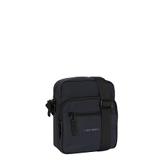 De Walden Pontiac schoudertas in het navy is gemaakt van hoogwaardig 100% Nylon materiaal en heeft een tijdloos design. De tas heeft een ruim hoofdcompartiment en diverse handige vakken om je spullen georganiseerd te houden. Draag de schoudertas comfortabel over je schouder met de verstelbare schouderband. Perfect voor dagelijks gebruik en past bij elke outfit. Maak een statement met deze stijlvolle tas!

Afmetingen:
Hoogte 27cm x breed 18cm x diep 8cm