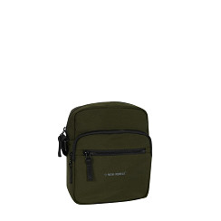 De Walden Pontiac schoudertas in het olijf is gemaakt van hoogwaardig 100% Nylon materiaal en heeft een tijdloos design. De tas heeft een ruim hoofdcompartiment en diverse handige vakken om je spullen georganiseerd te houden. Draag de schoudertas comfortabel over je schouder met de verstelbare schouderband. Perfect voor dagelijks gebruik en past bij elke outfit. Maak een statement met deze stijlvolle tas!

Afmetingen:
Hoogte 27cm x breed 18cm x diep 8cm
