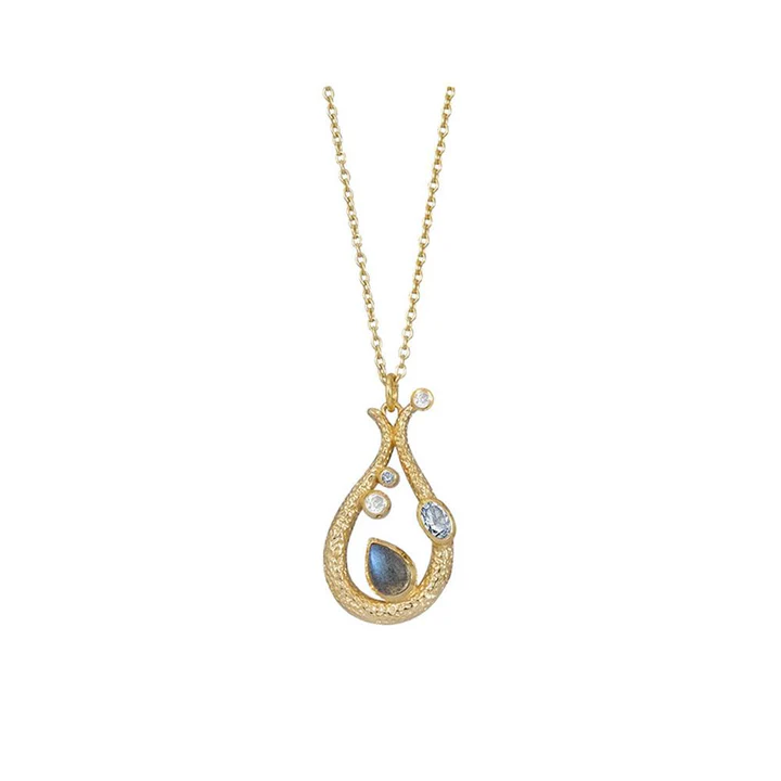 Ketting - Unity
Deze geel goud vergulde ketting kan zowel op 42 als 45 cm gedragen worden. De prachtige hanger is versierd met een 7 x 5 mm labradoriet, een 5 x 3 mm gefacetteerde blauwe topaas en een ronde blauwe topaas van 2,5 mm en 1,5 mm en een ronde witte topaas van 2 mm.
