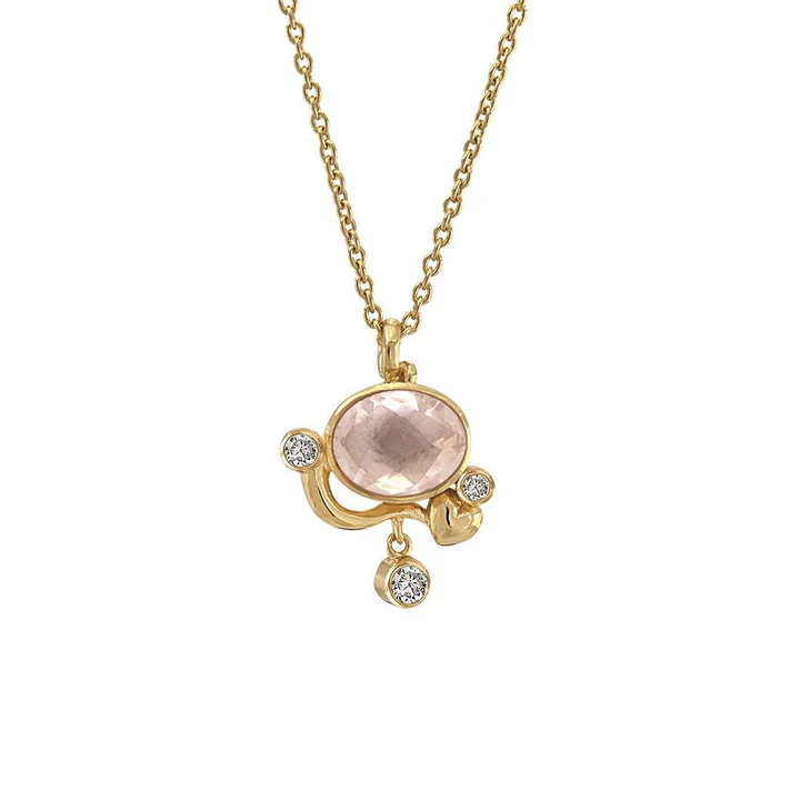 Deze geel goud vergulde ketting is verstelbaar en te dragen op 42 en 45 cm. In de hanger zit een rozenkwarts van 10 x 8 cm. Deze is versierd met twee witte topaas steentjes van 2,5 mm en één witte topaas van 3 mm.