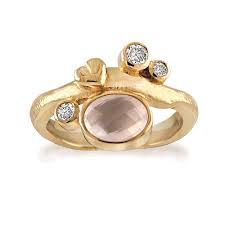 ring met rozenkwarts en drie witte topaas ( gold plated )