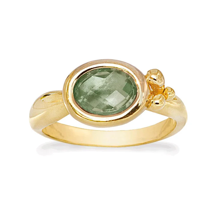 Deze geel goud vergulde ring heeft een 8 x 6 mm groene kwarts steen