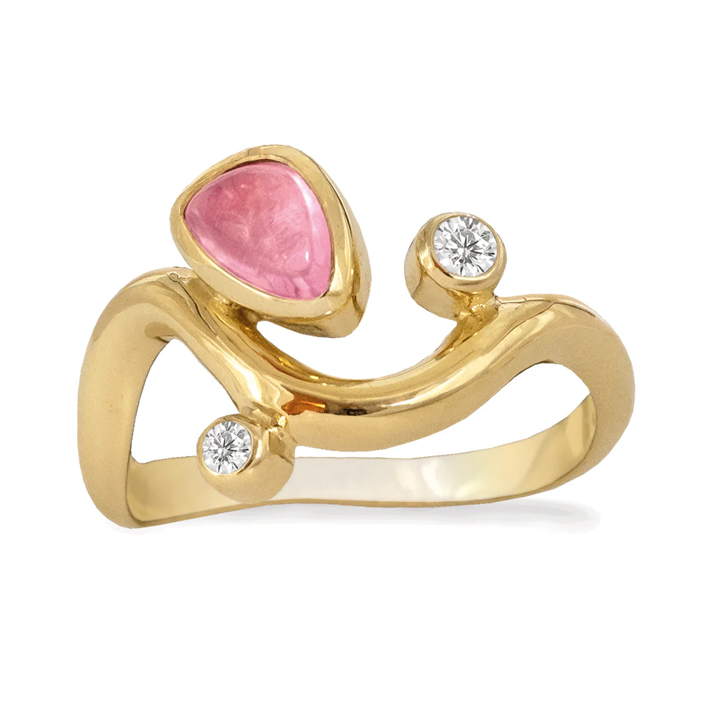 Deze geel goud vergulde ring heeft een 7 x 4,5 mm peervormige roze topaas, een 2,5 mm zirkonia en een 2 mm zirkonia.
