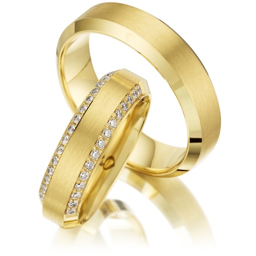 Deze prachtige gouden trouwringen zijn verkrijgbaar in verschillende goudgehaltes, waaronder 8, 9,14 en 18 karaats goud.
Ook zijn deze ringen te bestellen in Zilver en Platina.
Deze ringen zijn tevens leverbaar in:
Geel goud
Rosé goud 
Wit goud 

(Al onze diamanten sieraden worden gecertificeerd geleverd)