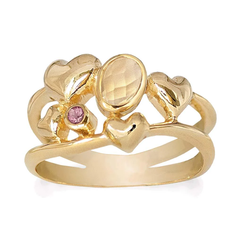Deze geel goud vergulde ring bevat een witte maansteen van 6 x 4 mm en een ronde roze toermalijn van 2 mm. De ring is ook afgewerkt met vier geel goud vergulde hartjes.