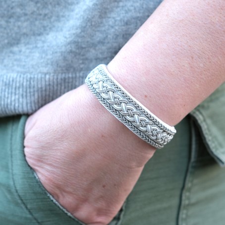 Julevu Saami armband van rendierenleer, zilver-tindraad en elandenhoorn.