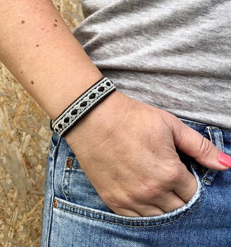 Julevu Saami armband van rendierenleer, zilver-tindraad en elandenhoorn.