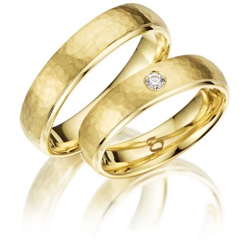 Deze prachtige gouden trouwringen zijn verkrijgbaar in verschillende goudgehaltes, waaronder 8, 9,14 en 18 karaats goud.
Ook zijn deze ringen te bestellen in Zilver en Platina.
Deze ringen zijn tevens leverbaar in:
Geel goud
Rosé goud 
Wit goud 

(Al onze diamanten sieraden worden gecertificeerd geleverd)