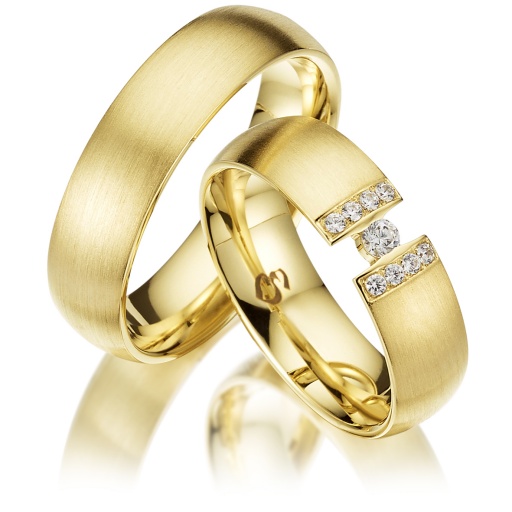 Deze prachtige gouden trouwringen zijn verkrijgbaar in verschillende goudgehaltes, waaronder 8, 9,14 en 18 karaats goud.
Ook zijn deze ringen te bestellen in Zilver en Platina.
Deze ringen zijn tevens leverbaar in:
Geel goud
Rosé goud 
Wit goud 

(Al onze diamanten sieraden worden gecertificeerd geleverd)