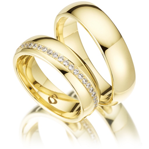 Deze prachtige gouden trouwringen zijn verkrijgbaar in verschillende goudgehaltes, waaronder 8, 9,14 en 18 karaats goud.
Ook zijn deze ringen te bestellen in Zilver en Platina.
Deze ringen zijn tevens leverbaar in:
Geel goud
Rosé goud 
Wit goud 

(Al onze diamanten sieraden worden gecertificeerd geleverd)