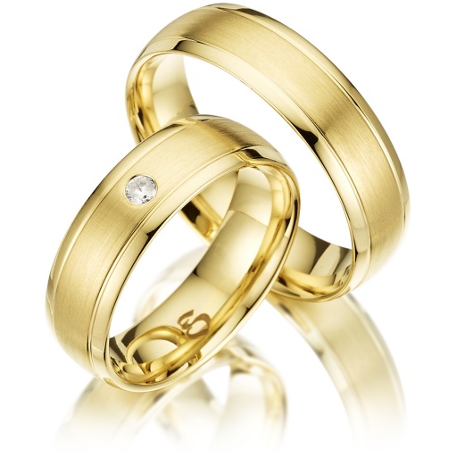 Deze prachtige gouden trouwringen zijn verkrijgbaar in verschillende goudgehaltes, waaronder 8, 9,14 en 18 karaats goud.
Ook zijn deze ringen te bestellen in Zilver en Platina.
Deze ringen zijn tevens leverbaar in:
Geel goud
Rosé goud 
Wit goud 

(Al onze diamanten sieraden worden gecertificeerd geleverd)