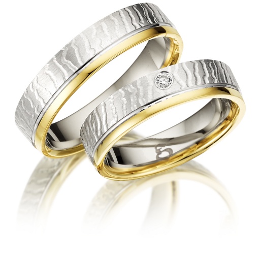 Deze prachtige gouden trouwringen zijn verkrijgbaar in verschillende goudgehaltes, waaronder 8, 9,14 en 18 karaats goud.
Ook zijn deze ringen te bestellen in Zilver en Platina.
Deze ringen zijn tevens leverbaar in:
Geel goud
Rosé goud 
Wit goud 

(Al onze diamanten sieraden worden gecertificeerd geleverd)