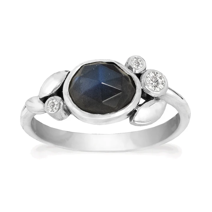 Deze sterling zilveren ring bevat een 8 x 7 mm roosgeslepen labradoriet en twee zirkonia's van 1,5 mm en 2,5 mm.