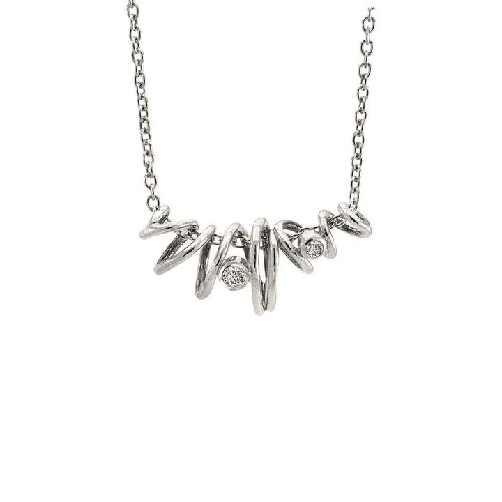 Deze ketting bestaat uit een geoxideerde sterling zilveren halssnoer. De ketting is verstelbaar en te dragen op 42 en 45 cm. De hanger is afgewerkt met twee witte topazen van 2 en 2,5 mm.