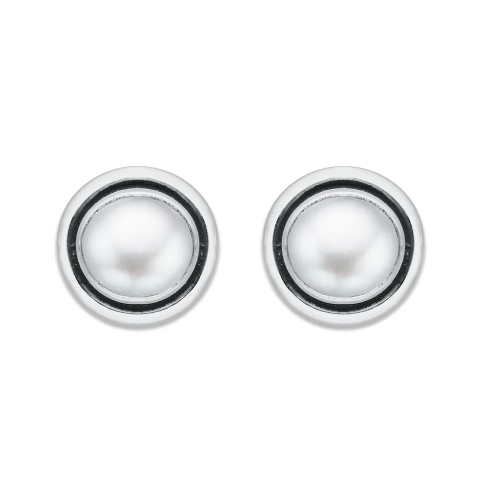 Deze sterling zilveren oorknopjes bevatten een witte zoetwater parel. De oorknoppen hebben een doorsnede van +/- 11,5 mm.