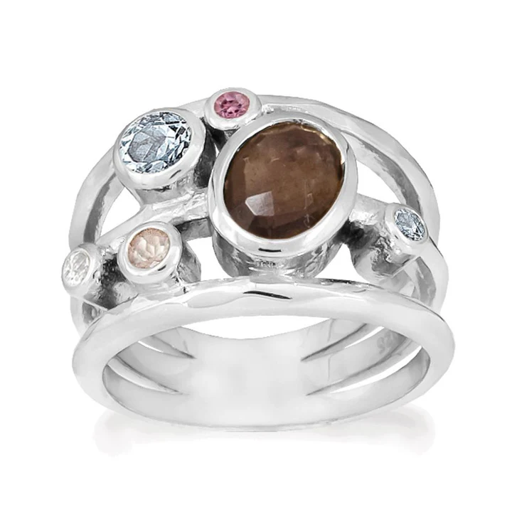 Deze sterling zilveren ring is versierd met een 8 x 6 mm rookkwarts, een 4 mm en 2 mm ronde blauwe topaas, een 2,5 mm ronde rozenkwarts, een 2 mm ronde roze toermalijn en een 2 mm witte topaas. Maat 56 