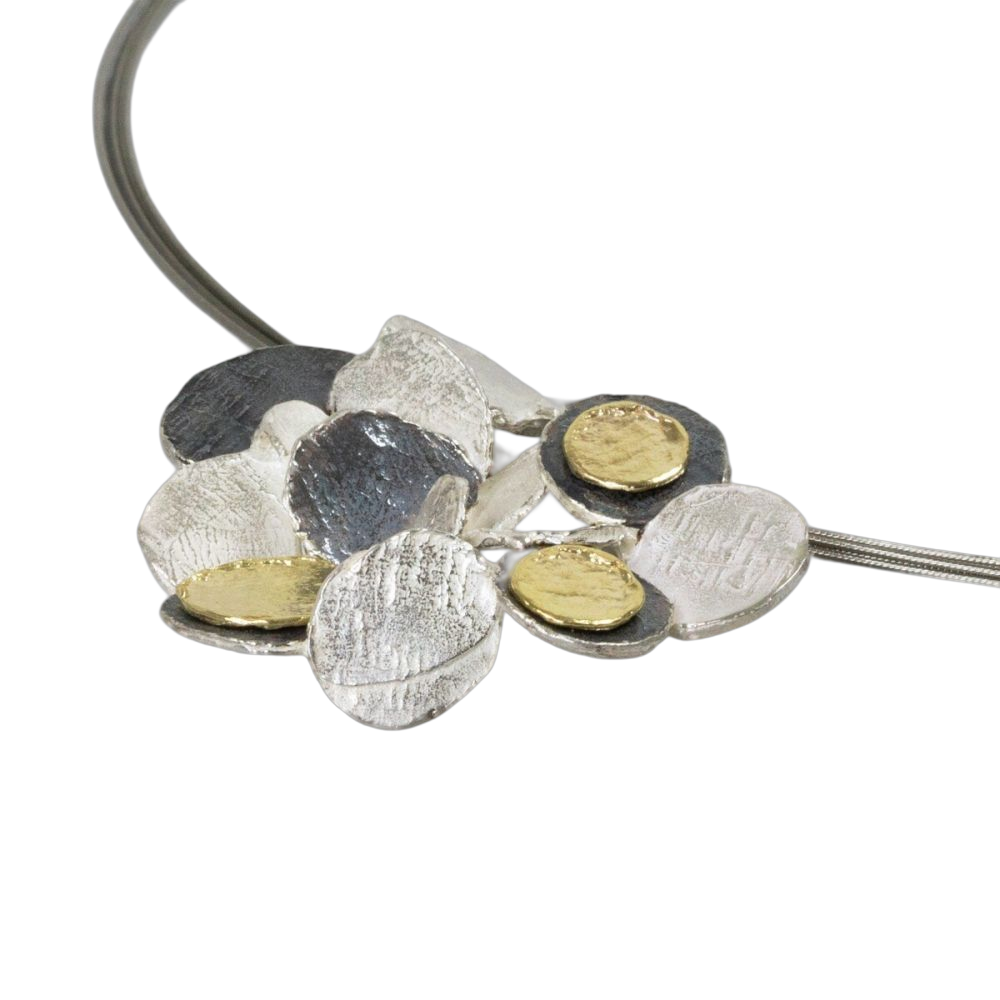 Hanger gemaakt van 925 sterling zilver in combinatie met geoxideerd zilver en zilver verguld. Deze hanger, die aan zowel een 10-draads als een 5- draads spang gedragen kan worden, bestaat uit 3D rondjes.

Materiaal: 925 sterling zilver
De glans van 925 sterling zilver maakt het een gewild edelmetaal voor de vervaardiging van sieraden. Het bestaat uit 92,5% puur zilver en 7,5% koper. Puur zilver is een zacht en buigzaam materiaal, het koper in 925 sterling zilver zorgt voor de stevigheid. De sieraden van Jéh Jewels zijn nikkel vrij.

Materiaal: Geoxideerd zilver
Op dit sieraad is gebruik gemaakt van geoxideerd zilver, dit is een oppervlakte bewerking. Het is mogelijk dat de geoxideerde laag na verloop van tijd door slijtage gaat vervagen.

Materiaal: Zilver verguld
Vergulden is het bedekken van een voorwerp met een laagje goud. Dit artikel is door een goudbad gehaald wat ervoor zorgt dat het zilver volledig bedekt wordt met een laagje goud. Resultaat een mooie glanzende afwerking met een laagje echt goud wat ook wel silverplated of goldplated wordt genoemd.