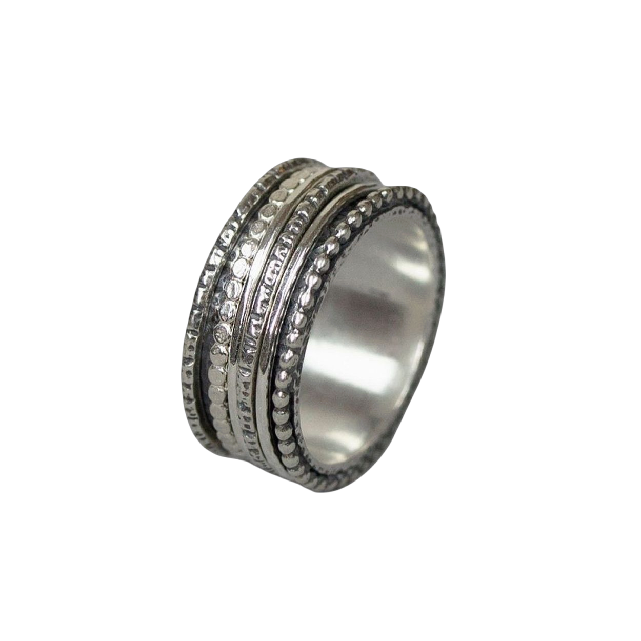Ring van Jéh Jewels gemaakt van 925 sterling zilver. Deze speelse ring heeft net zoals de meeste goldfilled ringen, bandjes die kunnen draaien. Alleen deze is volledig zilver!

Materiaal: 925 sterling zilver
De glans van 925 sterling zilver maakt het een gewild edelmetaal voor de vervaardiging van sieraden. Het bestaat uit 92,5% puur zilver en 7,5% koper. Puur zilver is een zacht en buigzaam materiaal, het koper in 925 sterling zilver zorgt voor de stevigheid. De sieraden van Jéh Jewels zijn nikkel vrij.

Materiaal: Geoxideerd zilver
Op dit sieraad is gebruik gemaakt van geoxideerd zilver, dit is een oppervlakte bewerking. Het is mogelijk dat de geoxideerde laag na verloop van tijd door slijtage gaat vervagen. Maat 54