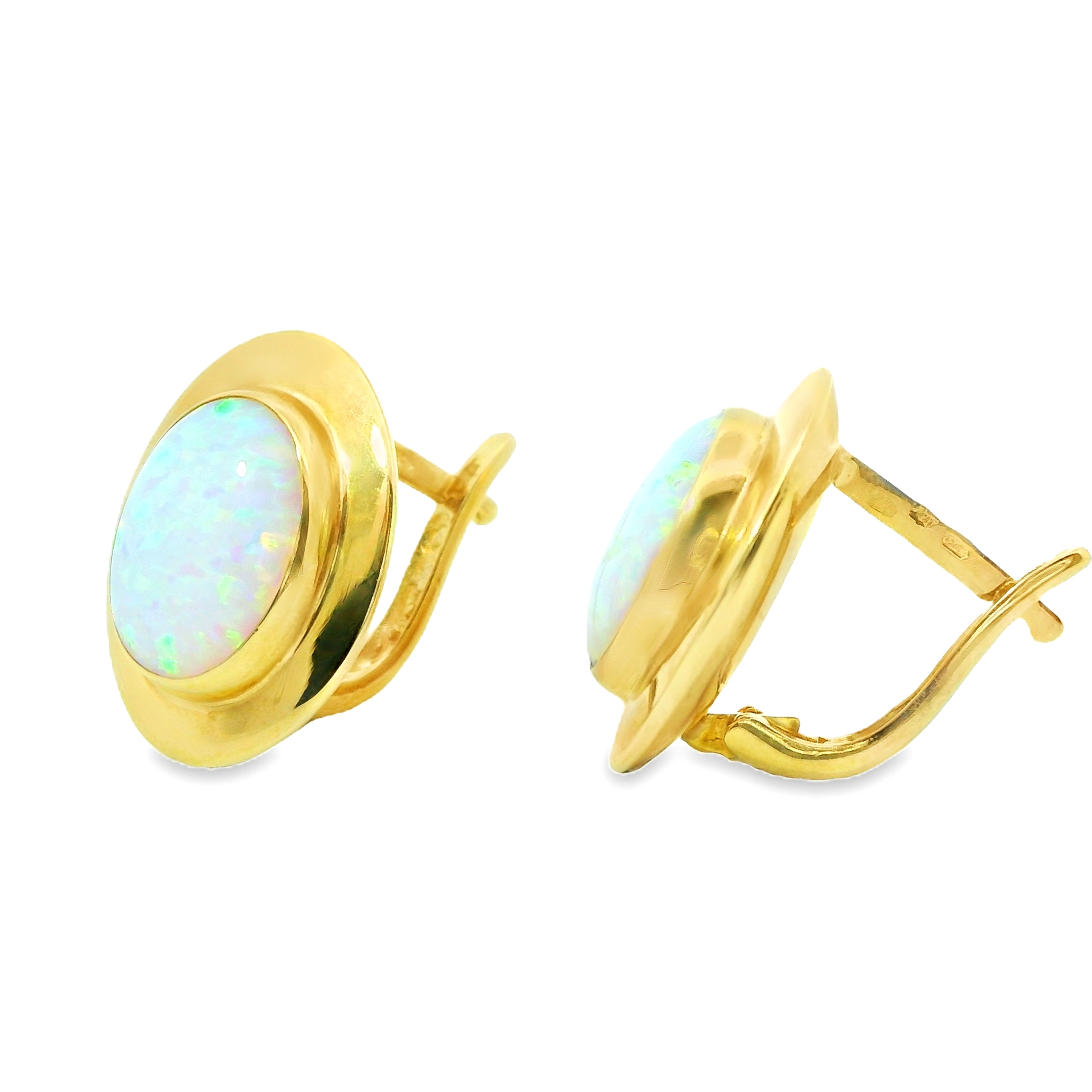 Deze oorbellen van Louis Bros zijn vervaardigd uit 14 karaat geelgoud met  synthetisch opaal (5.22 gr.). 
Deze oorsieraad met synthetisch opaal zijn een prachtige combinatie van klassieke elegantie en moderne flair. Het warme, luxe geelgoud vormt een perfect contrast met de levendige kleuren van het synthetische opaal, dat door zijn unieke kleurschakeringen steeds een andere kant van zijn schoonheid laat zien. Deze oorbellen zijn ideaal voor zowel dagelijks gebruik als speciale gelegenheden en voegen een verfijnde, speelse touch toe aan elke outfit. De duurzaamheid van synthetisch opaal zorgt er bovendien voor dat de oorbellen lang mooi blijven. Een tijdloze keuze met een moderne twist!
