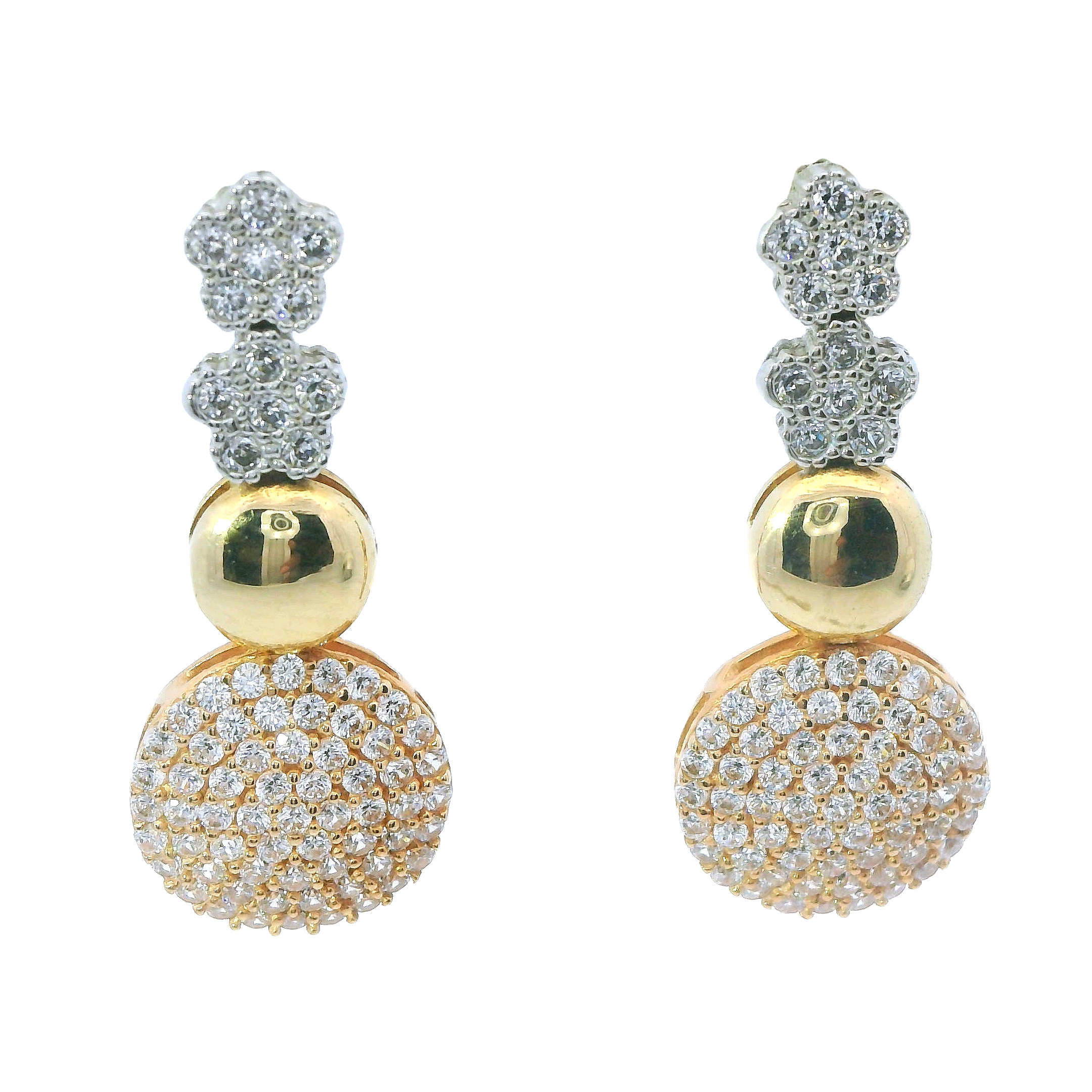Deze oorstekers van Louis Bros zijn vervaardigd uit 14 karaat tricolor met zirkonia (3.30 gr.). 
Dit tricolor gouden oorsieraad combineert wit, geel en roségoud in een eigentijds, modern design. De strakke vormen geven het een frisse, eigentijdse uitstraling. De schitterende zirkonia-steentjes voegen een verfijnde glans toe, waardoor het oorsieraad zowel elegant als opvallend is. Het speelse samenspel van de drie goudtinten en de moderne vormgeving maakt dit sieraad een perfecte keuze voor wie houdt van een stijlvolle, maar toch hedendaagse look.