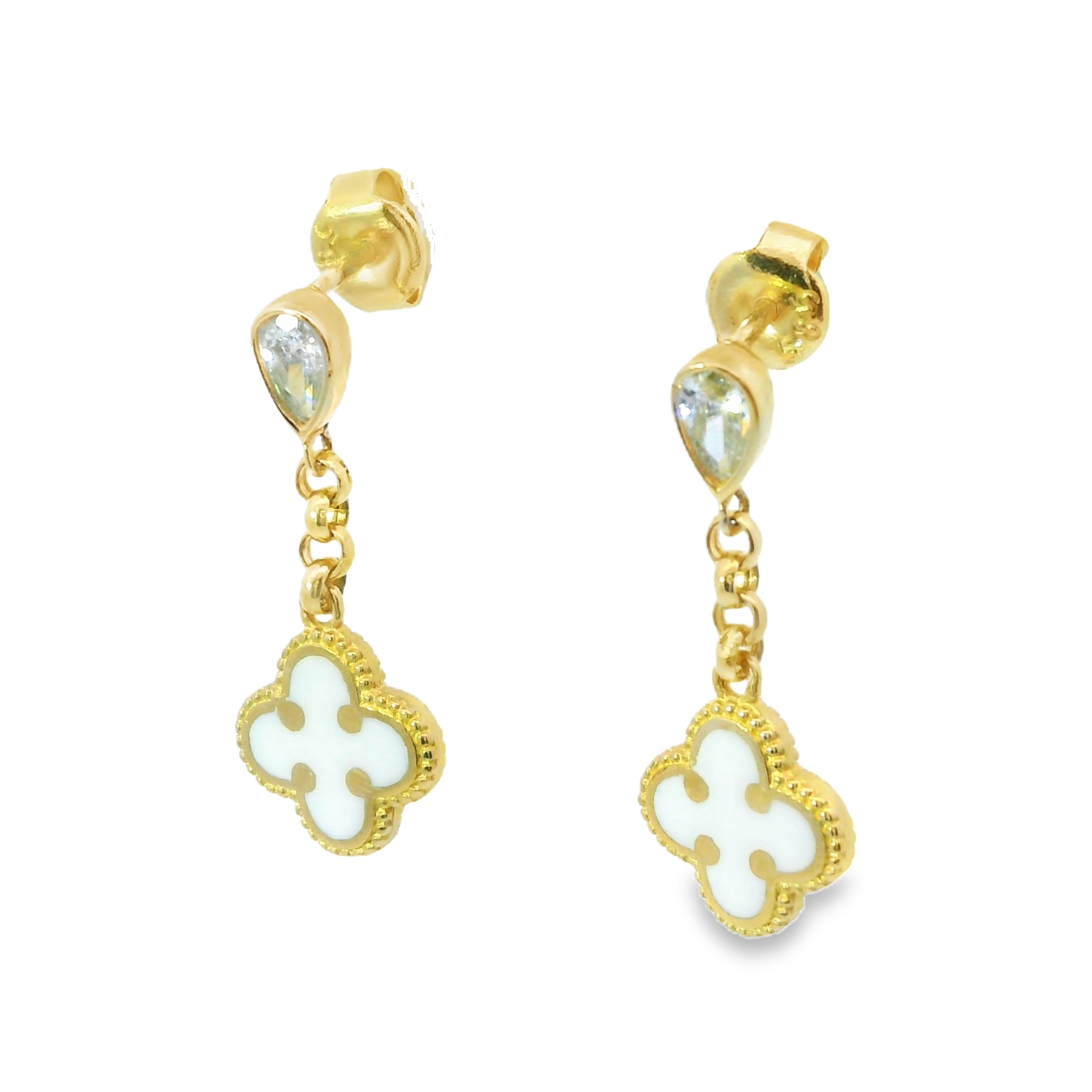 Deze oorhangers van Louis Bros zijn vervaardigd uit 14 karaat geelgoud (2.73 gr.). 
Deze oorhangers met witte klavertjes stralen elegantie en verfijning uit. Het warme geelgoud vormt een prachtig contrast met de delicate witte klavertjes, die symbool staan voor geluk en harmonie. Deze oorhangers zijn perfect om een subtiele maar stijlvolle touch aan elke outfit toe te voegen. Of je ze nu draagt tijdens een formele gelegenheid of een casual dag, de tijdloze combinatie van goud en wit zorgt voor een verfijnde uitstraling die opvalt door haar eenvoud en charme. Een sierlijke keuze vol betekenis!