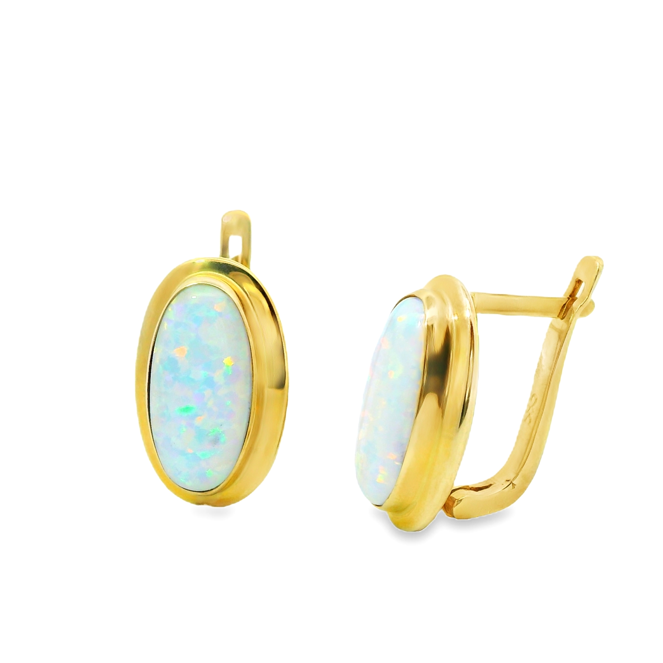 Deze oorbellen van Louis Bros zijn vervaardigd uit 14 karaat geelgoud met  synthetisch opaal (4.98 gr.). 
Deze oorsieraad met synthetisch opaal zijn een prachtige combinatie van klassieke elegantie en moderne flair. Het warme, luxe geelgoud vormt een perfect contrast met de levendige kleuren van het synthetische opaal, dat door zijn unieke kleurschakeringen steeds een andere kant van zijn schoonheid laat zien. Deze oorbellen zijn ideaal voor zowel dagelijks gebruik als speciale gelegenheden en voegen een verfijnde, speelse touch toe aan elke outfit. De duurzaamheid van synthetisch opaal zorgt er bovendien voor dat de oorbellen lang mooi blijven. Een tijdloze keuze met een moderne twist!