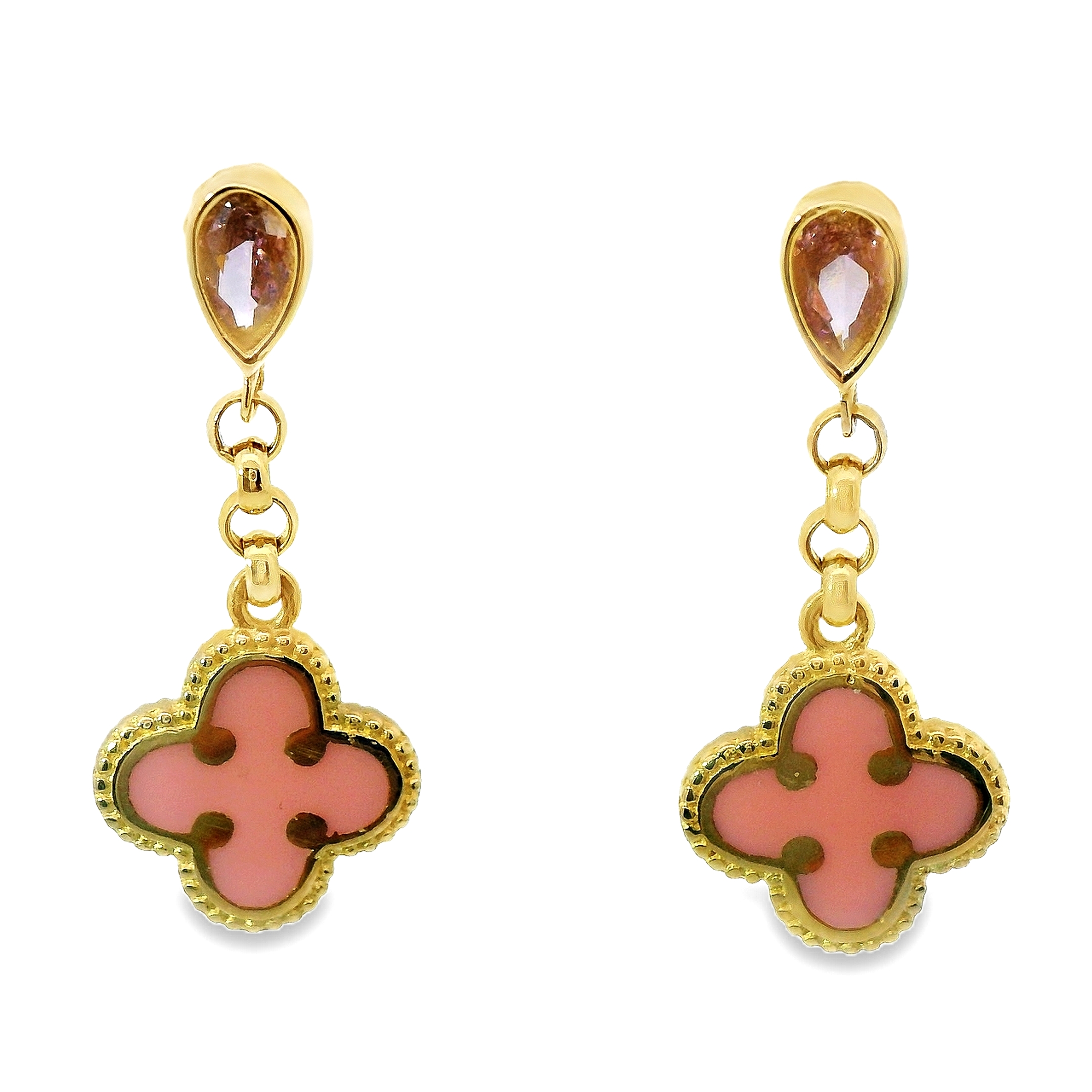 Deze oorhangers van Louis Bros zijn vervaardigd uit 14 karaat geelgoud (2.73 gr.). 
Deze oorhangers met roze klavertjes zijn een betoverende combinatie van elegantie en speelsheid. Het warme geelgoud benadrukt de zachte, romantische tint van de roze klavertjes, die symbool staan voor geluk en liefde. Deze oorhangers voegen een unieke en kleurrijke touch toe aan elke outfit, terwijl ze tegelijkertijd een verfijnde en vrouwelijke uitstraling behouden. Ideaal voor zowel alledaagse als bijzondere momenten, brengen ze een vrolijke, stijlvolle flair met zich mee. Een charmant sieraad dat zachtheid en luxe perfect weet te combineren!